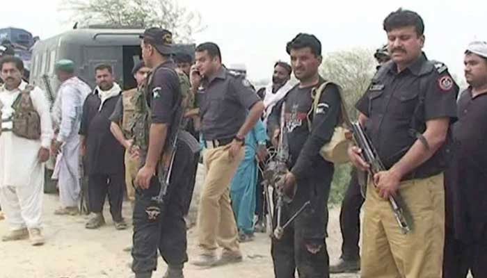 Policemen taking part in an operation in katcha area of Kashmore. — YouTube/Geo News screengrab/File