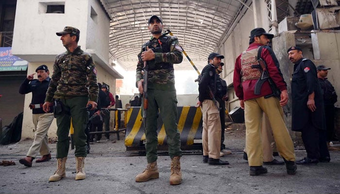 Security personnel stand alert outside the Federal Constabulary headquarters on November 24, 2025. —APP