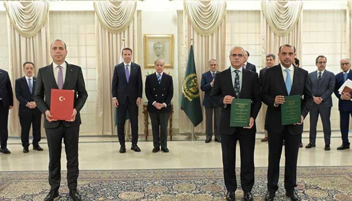 PM Shehbaz Sharif and Turkiyes Minister of Energy and Natural Resources witness exchange of MoUs between Pakistan and Turkiye on Tuesday, December 2, 2025. — PID