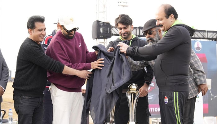 Rana Mashhood Ahmad Khan, Chairman of the Prime Minister’s Youth Programme unveiling the trophy. —Facebook@LahoreQalandars