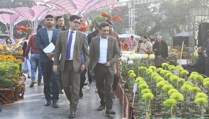 LDA DG Tahir Farooq (right) visited the Annual Chrysanthemum Show at Lahore’s Jilani Park on December 9, 2025. — Facebook@PhaLahoreofficial
