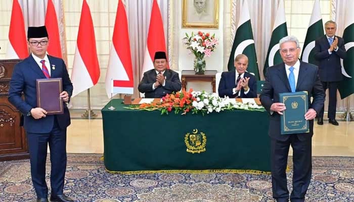 Prime Minister Shehbaz Sharif (right) and Indonesia President Prabowo Subianto present during MoUs signing ceremony between two countries in Islamabad on December 9, 2025. — PID