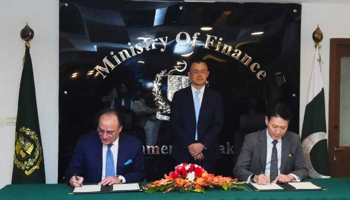 Finance Minister Muhammad Aurangzeb signs a memorandum of understanding with Binance in Islamabad, December 12. — X/@Financegovpk