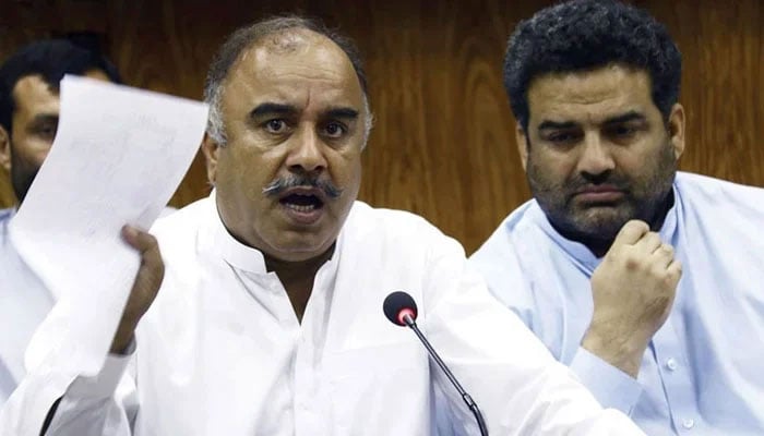 Former governor of Khyber Pakhtunkhwa Shah Farman. — INP/File