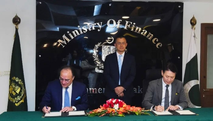 Finance Minister Muhammad Aurangzeb signs a memorandum of understanding with Binance in Islamabad, December 12. — X/@Financegovpk