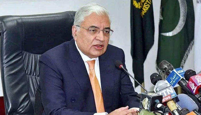 Federal Ombudsman Ejaz Ahmad Qureshi addresses a press conference.— APP/File