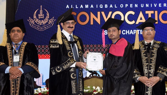Sindh Chief Minister Syed Murad Ali Shah distributes gold medals and degrees to successful candidates during the 2025 convocation of Allama Iqbal Open University (AIOU), Sindh Chapter, at the Bahria Auditorium, Karsaz, on January 4, 2025. — Facebook@SindhCMHouse