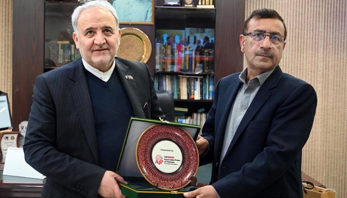APP Managing Director Muhammad Asim Khichi (right) presents a shield to the Ambassador of Iran to Pakistan, Reza Amiri,  during his visit to APP Headquarters on January 5, 2025. — APP