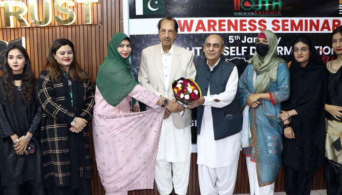 MNA Ahmed Salim Siddiqui receiving a flower bouquet as the chief guest of the awareness seminar on Kashmirs Right to Self-Determination Day, titled Kashmir: A Global Human Rights Commitment, organised by Desire for Freedom Youth Forum for Kashmir at We Trust Pakistan Workers Training & Education Trust, Gulshan-e-Iqbal on January 5, 2025. —  APP