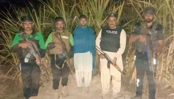 Rahim Yar Khan police personnel standing during an operation against katcha criminals. — Facebook@dporykofficial/File