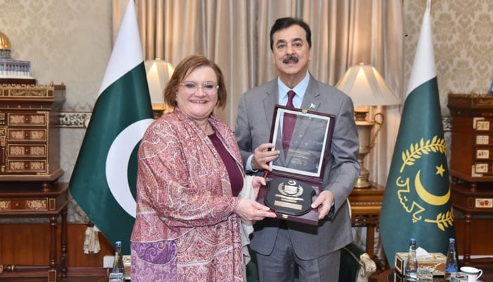 Acting President Syed Yousuf Raza Gilani (right) presents a souvenir to Italian Ambassador Marilina Armellin  at Aiwan-e-Sadr on January 14, 2025. — PID