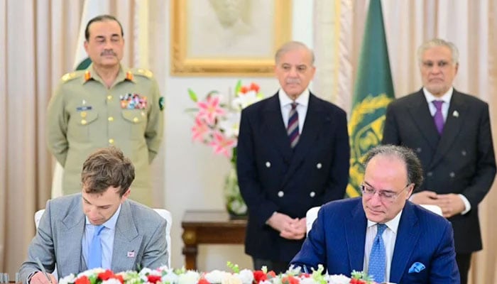 Finance Minister Muhammad Aurangzeb (right) and Zach Witkoff sign MoU on January 14, 2026 to explore innovation in digital finance. — X/@PakistanVARA