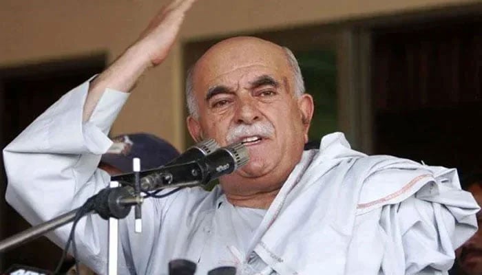 Chairman of the Pashtunkhwa Milli Awami Party, Mahmood Khan Achakzai, speaks in a public gathering. — APP/File