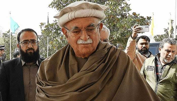 Head of Tehreek Tahaffuz-e-Aiyeen Pakistan (Movement for Protection of Constitution of Pakistan), Mahmood Khan Achakzai. — APP/File