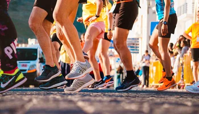 A representational image of a people getting ready for a marathon. — Pexels