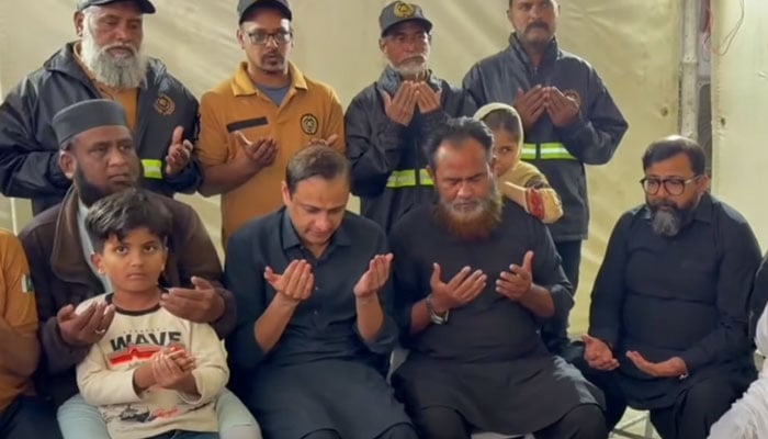 Karachi Mayor Barrister Murtaza Wahab offers condolences during a visit to the residence of firefighter Furqan on January 19, 2026. — Screengrab via Facebook@barristermurtazawahabofficial