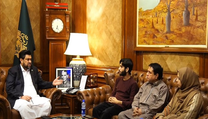 Sindh Governor Kamran Tessori, in a meeting with Dr Imran Farooq, a founding member of the MQM, and Shumaila’s sons, Aalishan and Wajdan, at the Sindh Governors House on January 20, 2026. — Screengrab via Facebook@TeamKTessori