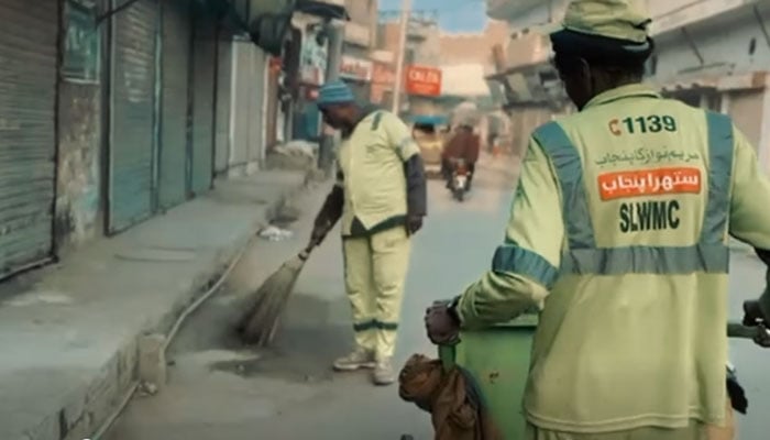 Suthra Punjab workers are cleaning the streets on January 22, 2026. — Screengrab via Facebook@SuthraPunjabPK