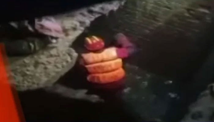 The image shows a Wasa personnel searching for the woman and her daughter in a manhole in Lahore on January 29, 2026. —  Geo News/Screengrab