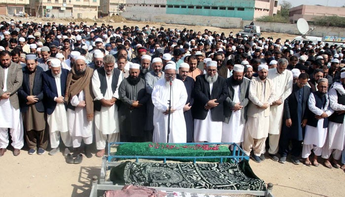 Residents, political leaders and relatives attend the funeral prayers of the victims of the tragic fire incident at Gul Plaza Market after identification in Karachi on January 29, 2026. — PPI