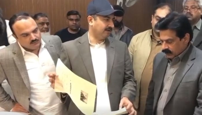 Deputy Commissioner (DC) Islamabad, Irfan Nawaz Memon (centre), visits stamp shops at the F-8 Katchery to review the transition on January 30, 2026. — Screengrab via Facebook@ictaofficial