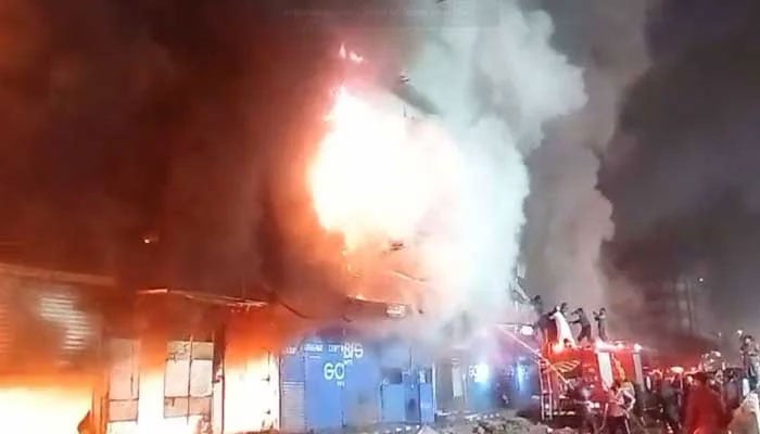 Flames engulf shopping mall situated at Karachis MA Jinnah Road, January 17, 2026. — Geo News