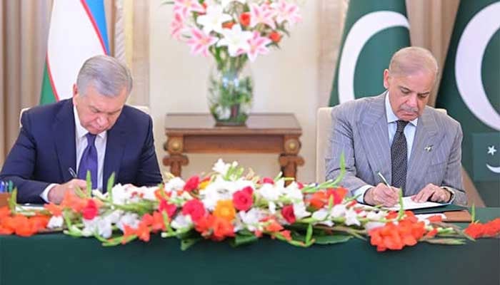 rime Minister Shehbaz Sharif (right) and Uzbekistan President Shavkat Mirziyoyev signing protocol between Pakistan and Uzbekistan to enhance the bilateral trade to $2 billion annually, Islamabad, February 5, 2026. — PID