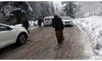Heavy Snowfall Disrupts Life In Galiyat, Thandiani