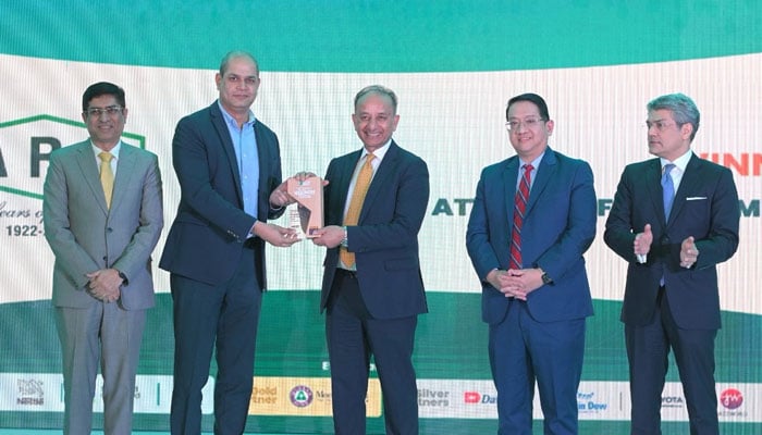 Federal Minister for Climate Change and Environmental Coordination, Dr Musadik Masood Malik (centre), presents the award at the 4th Pakistan Climate Conference 2026, organised by OICCI on February 12, 2026. — Facebook@oiccipakistan
