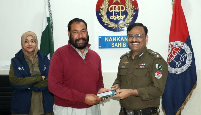 Nankana police hand over the stolen mobile phone to the owner on February 12, 2026. — Facebook@nankanapolice