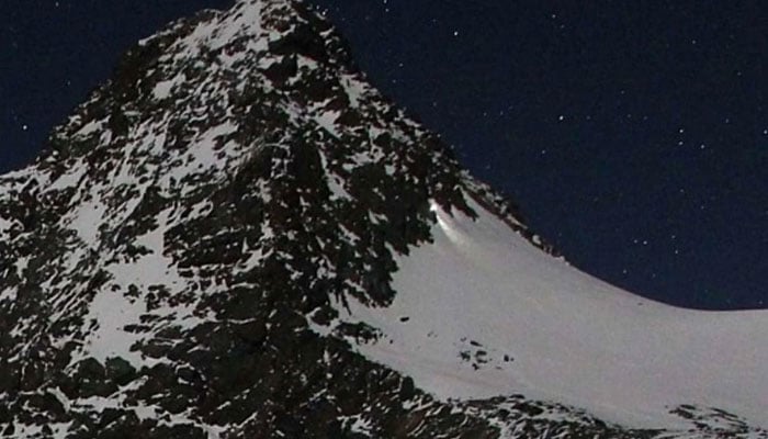 Footage shows the couples emergency lights glowing during their ascent on Jan. 18, 2025. — webcam.eu/Screengrab