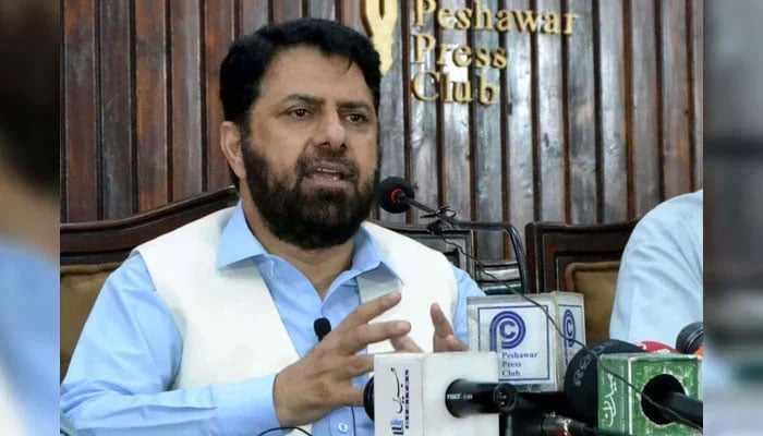 Jamaat-e-Islami Khyber Pakhtunkhwa (North) chief Inayatullah Khan addresses media persons during a press conference at Peshawar Press Club on June 27, 2024. — PPI