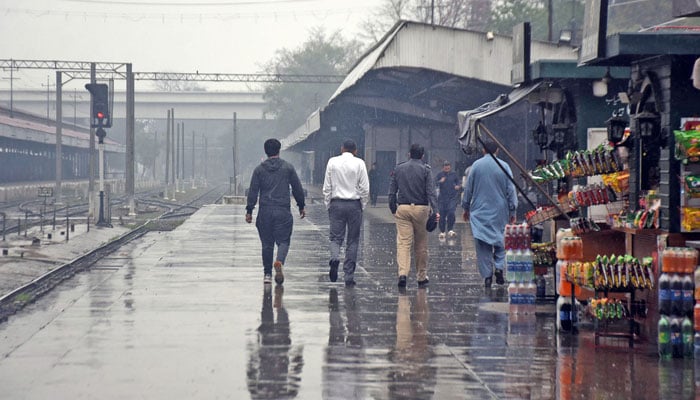 People on their way during rainy weather, in the Provincial Capital on March 18, 2026. — Online