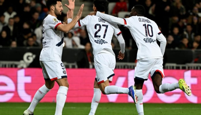 Paris Saint-Germains Spanish midfielder Dro Fernandez (centre) celebrates his goal in a 4-0 Ligue 1 win at Nice. —AFP