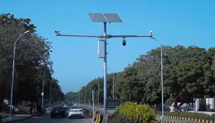 CCTV cameras installed at a centre on a busy road in Karachi. — Screengrab via Geo New