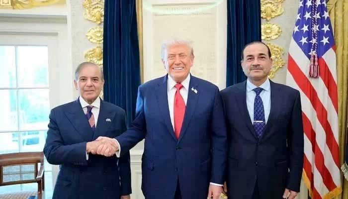 (Left to right) Prime Minister Shehbaz Sharif, US President Donald Trump, and Field Marshal Asim Munir pose for a photo at the White House in Washington, on September 25, 2025. — X/@PakPMO