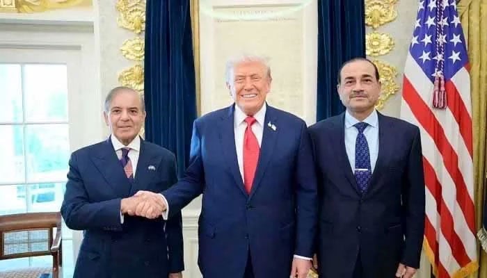 (Left to right) Prime Minister Shehbaz Sharif, US President Donald Trump, and Field Marshal Asim Munir pose for a photo at the White House in Washington, on September 25, 2025. — X/@PakPMO