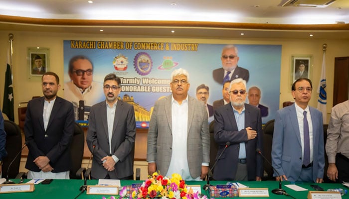 Chairperson of the Federal Board of Revenue (FBR) Rashid Mahmood Langrial(centre) posing for the photo at the Karachi Chamber of Commerce and Industry (KCCI) on Thursday. —FBR website