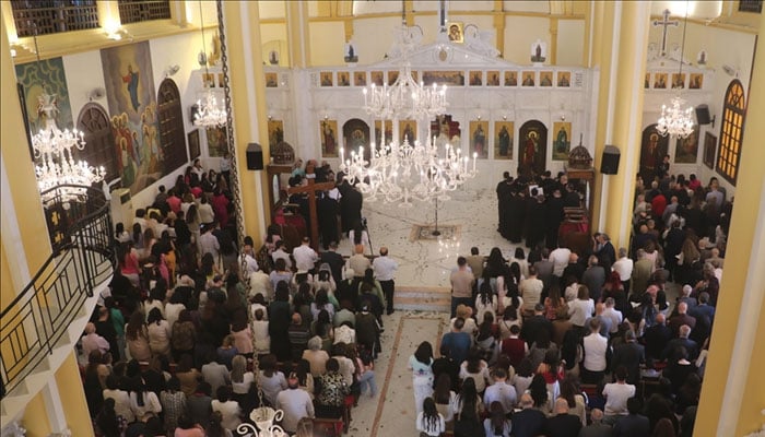 People praying in church in Damascus. —Anadolu/File