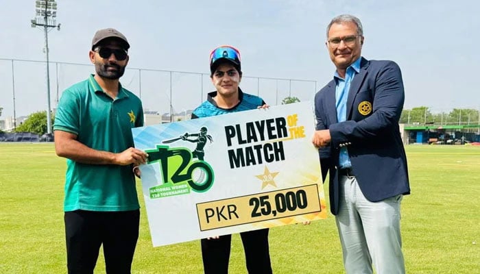 Invincibles Gull Feroza (centre) receives prize cheque for Player of the Match award after their National Womens T20 Tournament match against Challengers at the Ghani Glass Cricket Ground in Lahore on March 30, 2026. — PCB