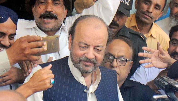 Former Sindh Assembly Speaker, Agha Siraj Durrani leaving after a court case hearing on April 26, 2019. Photo: INP