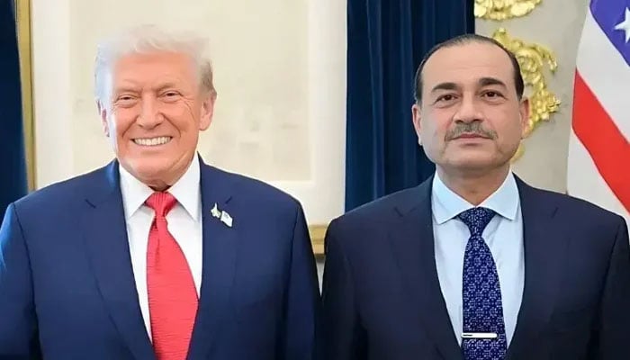 US President Donald Trump and Field Marshal Asim Munir (right) pose for a photo at the White House in Washington, on September 25, 2025. — X/PakPMO
