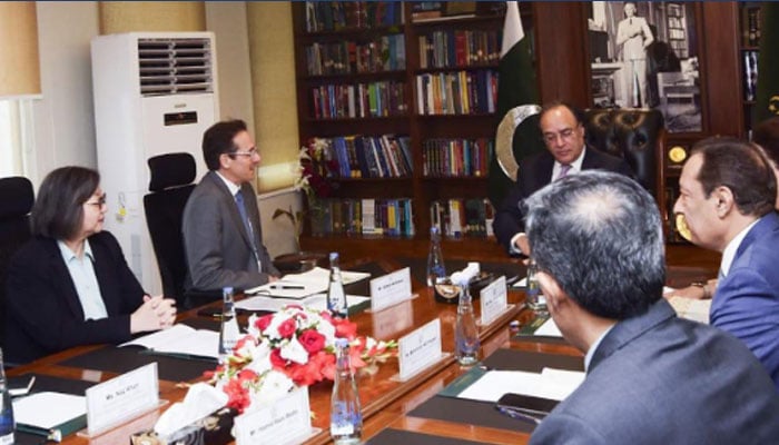 Federal Minister for Finance and Revenue Senator Muhammad Aurangzeb held a meeting with, IFC Divisional Director for Pakistan, Afghanistan, and Central Asia, Simon Andrews. —APP