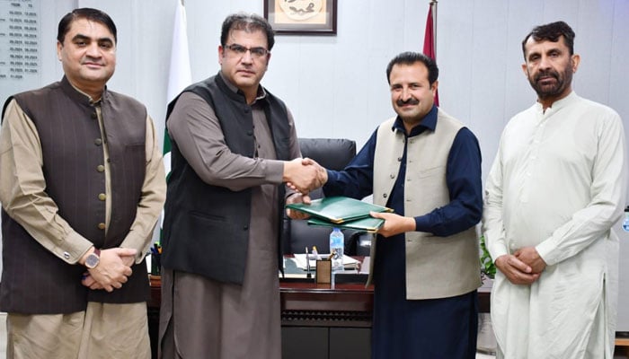 PBM Director Lal Badshah (centre right) and Hospital Director HMC Col (Retd) Dr Gulzar Ahmad Khan (centre left) exchange MOU after signing at HMC on April 2, 2026. — Facebook@HmcMti