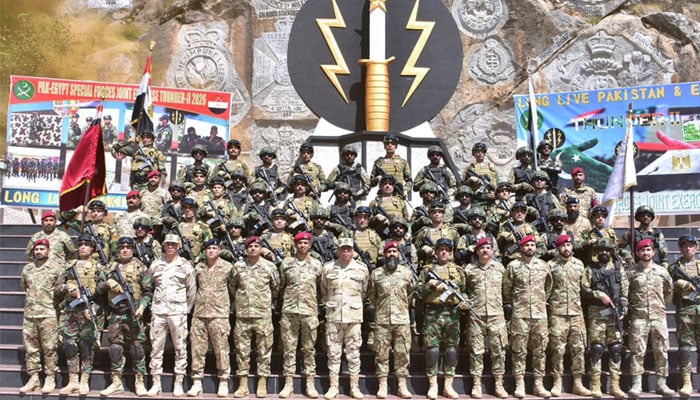 Troops from the Special Services Group of the Pakistan Army and Special Forces of the Egyptian Army are posing for the photo. —Radio Pakistan