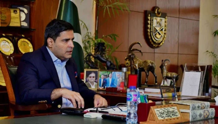 Patron-in-Chief of the Azerbaijan-Pakistan Joint Chamber of Commerce and Industry (APJCCI) Ahsan Zafar Bakhtawari speaks during a meeting. — APP/File