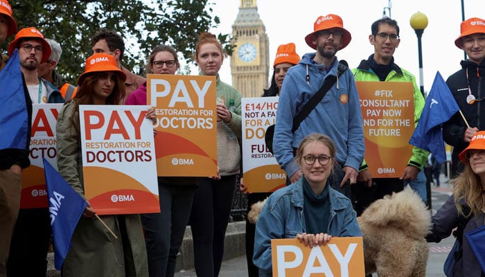 Health workers protest on a picket line as junior and senior doctors in England take part in a joint strike action for the first time, outside St Thomass Hospital in London, Britain September 20, 2023.—Reuters