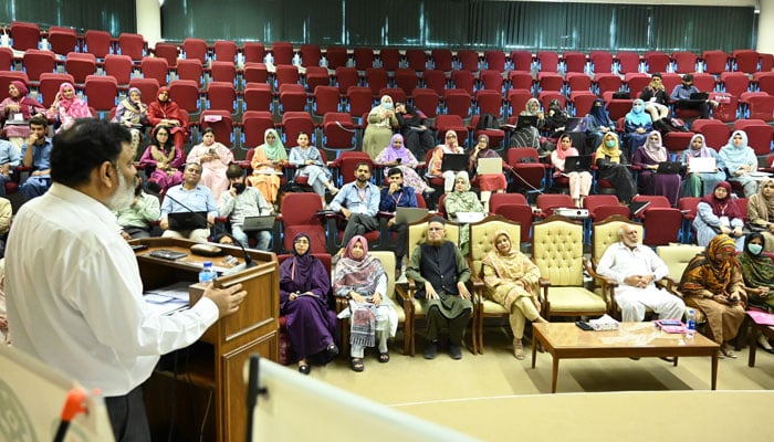 The image shows a glimpse from a seminar and a hands-on training workshop on Next Generation Sequencing (NGS) of the Vitamin D Receptor (VDR) gene, on April 8, 2026. — Facebook@uoktimes