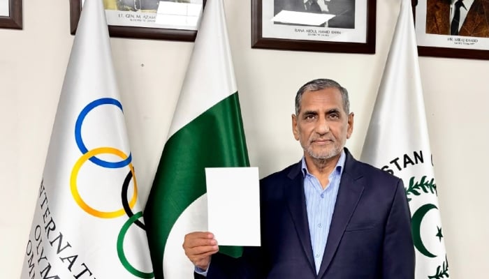 Secretary of the Pakistan Olympic Association (POA), Khalid Mahmood can be seen holding white card. —Facebook@NOCPak