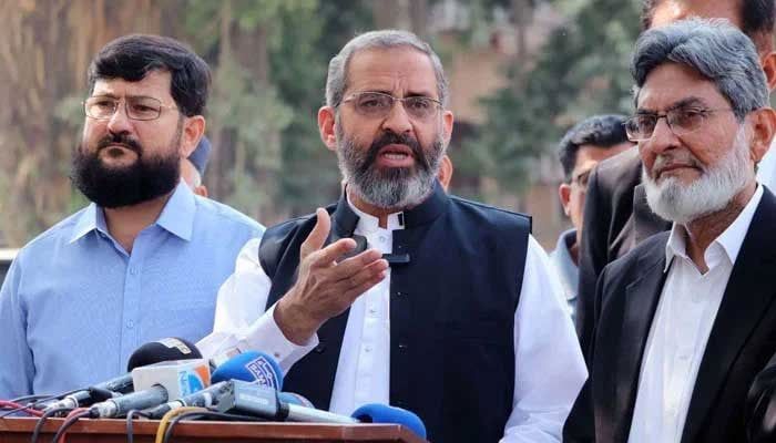 Jamat-e-Islami (JI) Karachi Chief Monem Zafar (centre) addresses media persons during a press conference in Karachi on February 17, 2025. — PPI